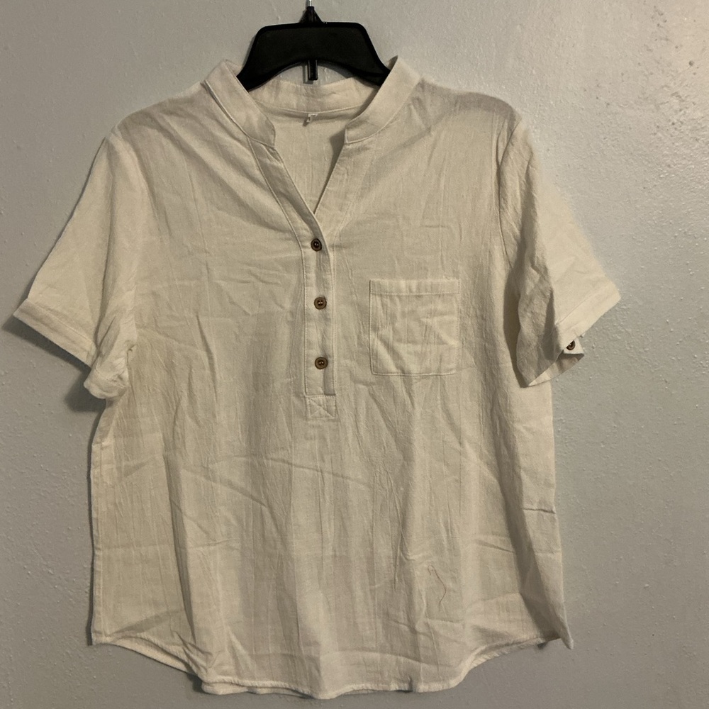 Woman’s Casual Off White Short Sleeve Blouse. Size Large.